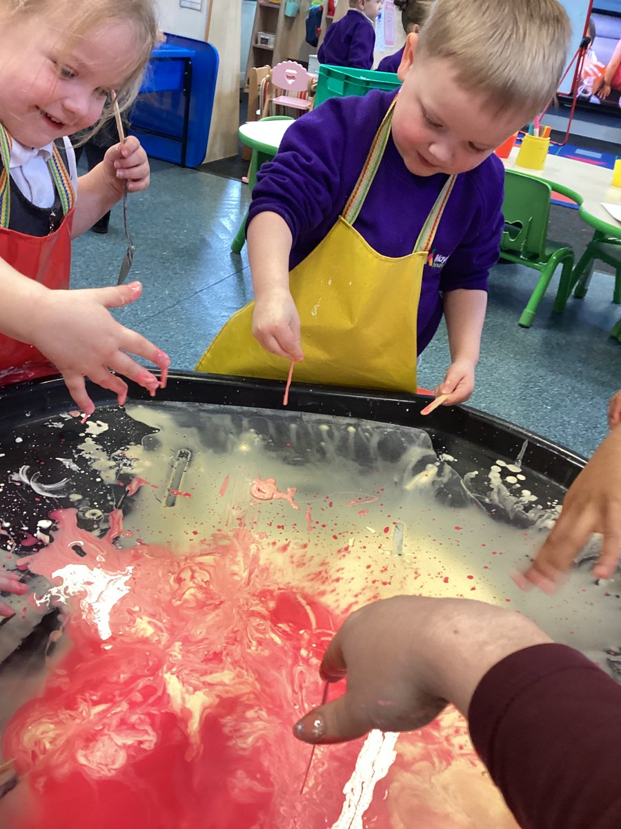 MayfieldOldham's tweet photo. Last week Mayfield hosted its very first Serious about Science event. Nursery showcased the gloop experiment, they used cornflour and water to create a non-newtonian fluid, this acted like a liquid and a solid atthye same time! https://t.co/rgWN7Co4bU