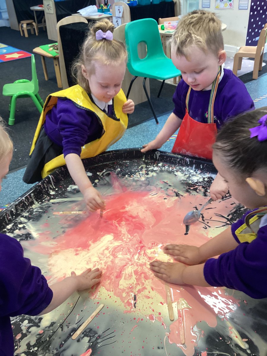 MayfieldOldham's tweet photo. Last week Mayfield hosted its very first Serious about Science event. Nursery showcased the gloop experiment, they used cornflour and water to create a non-newtonian fluid, this acted like a liquid and a solid atthye same time! https://t.co/rgWN7Co4bU