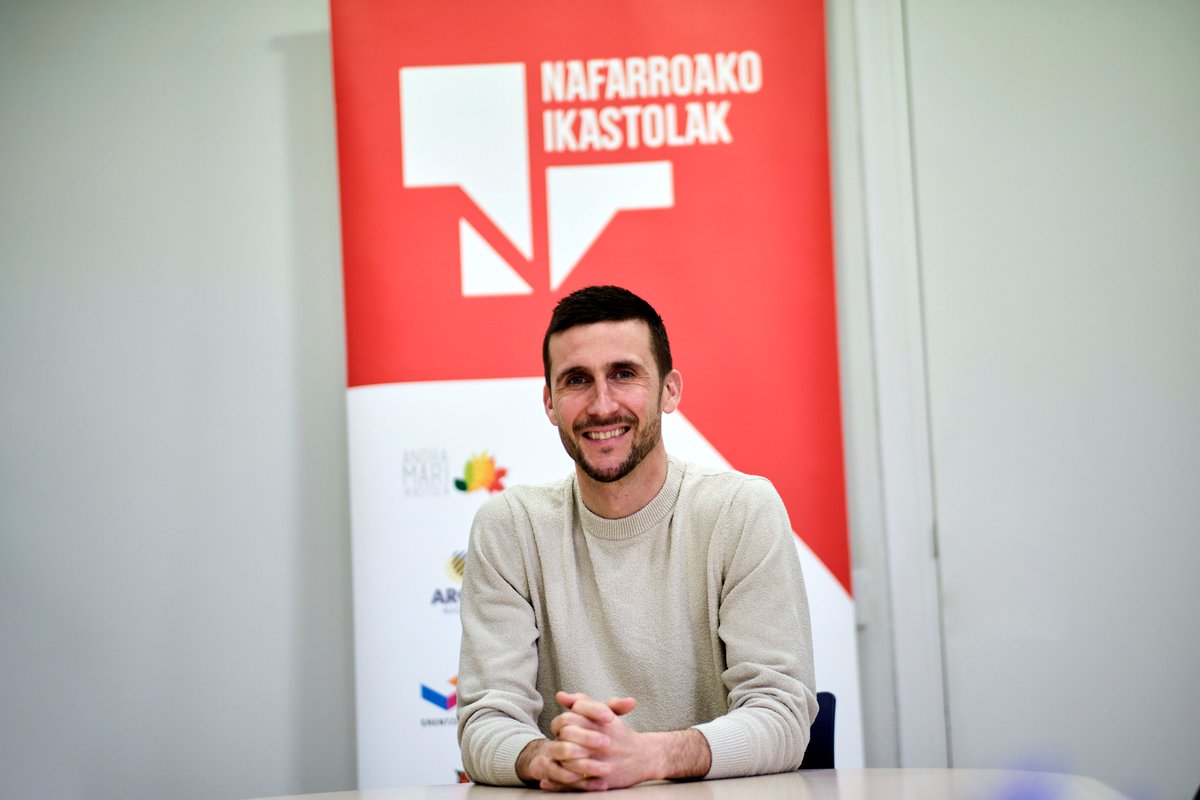 EHIkastolak's tweet image. Ikastolen mugimenduak  gidari berri bat du Nafarroan: Oier Sanjurjok hartu du Elena Zabaletaren lekukoa, eta NIEko lehendakari izendatu dugu, atzo egindako batzarrean. Ongi etorri eta urte askoan, Oier! eta adiorik ez, Elena! #Guikastola