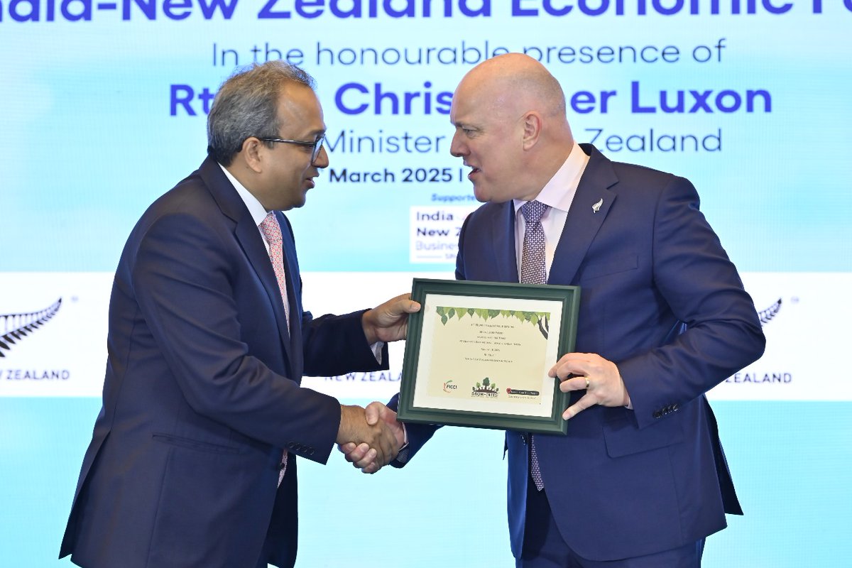 ficci_india's tweet photo. FICCI President Mr Harsha Vardhan Agarwal welcomes Prime Minister of New Zealand Rt Hon Christopher Luxon (@chrisluxonmp) with a Green Certificate at the India-New Zealand Economic Forum organized by FICCI. https://t.co/BuTcKJ7M2i