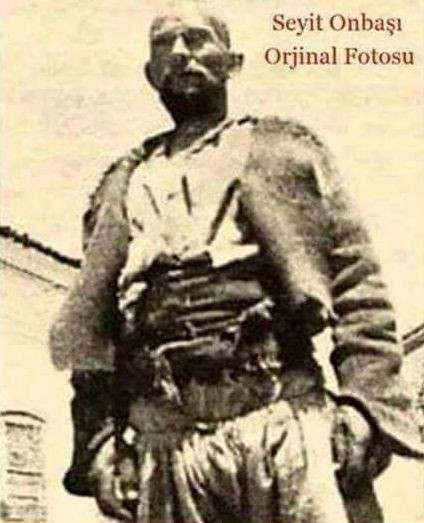 “Köyünde onu herkes öldü bilmektedir,,, 
Çanakkale’den Havran’daki köyüne kadar 145 kilometreyi 13 günde yayan yürür.
Geldiğinde evine giremez. Çünkü 9 yılda belki karısı, yeniden evlenmiş olabilir.+