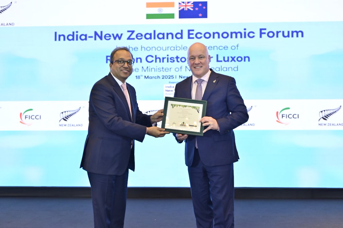 ficci_india's tweet photo. FICCI President Mr Harsha Vardhan Agarwal welcomes Prime Minister of New Zealand Rt Hon Christopher Luxon (@chrisluxonmp) with a Green Certificate at the India-New Zealand Economic Forum organized by FICCI. https://t.co/BuTcKJ7M2i