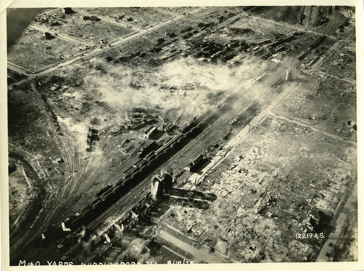 Sekai_WX's tweet image. 100 years ago today, the single worst tornado in American History occurred.
It was a mile-wide black mass, ripping across the countryside at 60 miles per
hour.
Boasting an unusually wide core of EF4+ damage, it slaughtered town after town in southern MO, IL, and IN with…