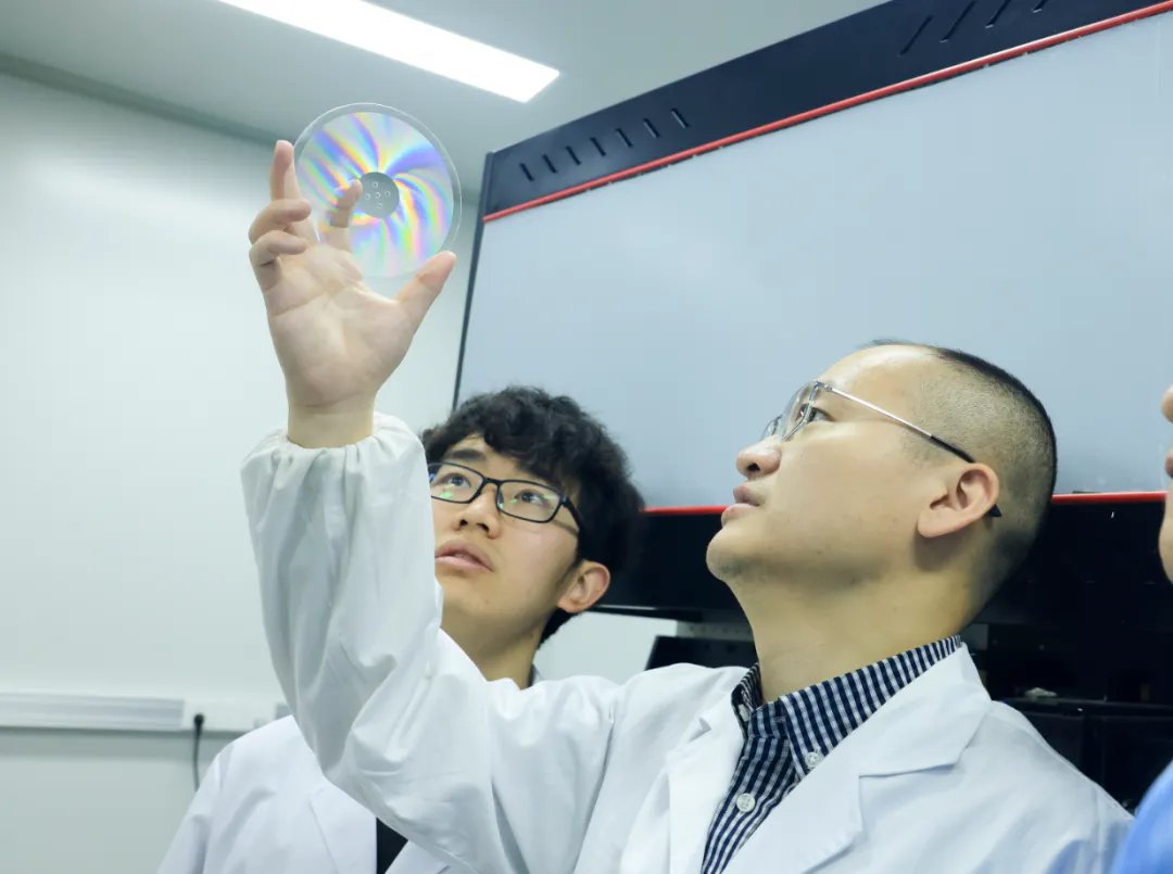 OpticsValleyCN's tweet image. At the Wuhan National Laboratory for #Optoelectronics in #OVC, femtosecond lasers mark a subtle gray imprint onto a small glass disc, creating a revolutionary 10TB #storage capacity optical disc. 🌐🔬 #OVCInnovation