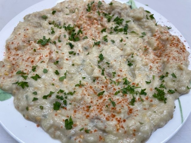 aladdingourmets's tweet photo. Smoky, creamy Baba Ganoush! Roasted eggplant mashed with tahini, garlic, lemon &amp; salt. Drizzle with olive oil, garnish with parsley &amp; enjoy!

#Cuisine #OrganicProduce #FoodBlogger #Mediterranean #FarmersMarket #MediterraneanCuisine #FoodComa #DeliciousFood #HalalMeatInSanMateo https://t.co/uDun7aBoxU