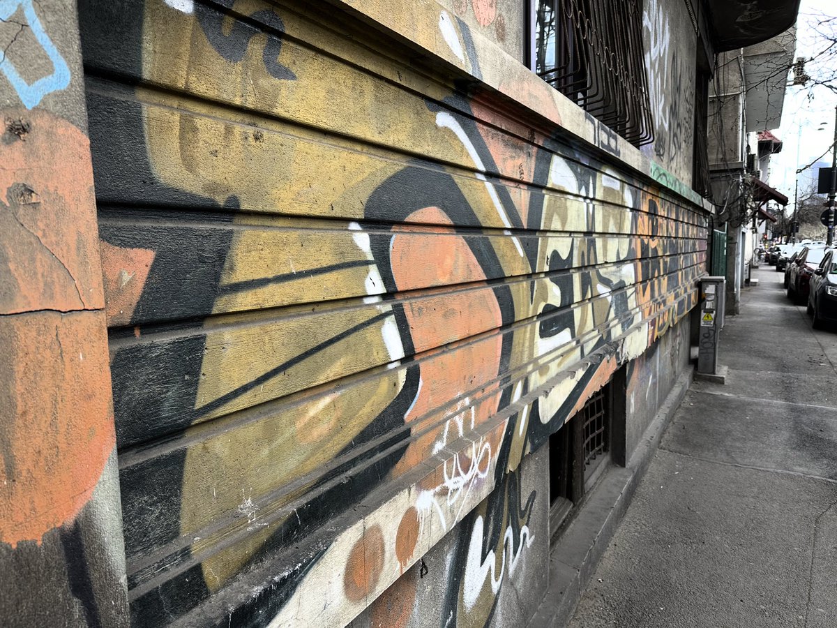 casedeepoca's tweet photo. Art Deco speedlines on a 1930s built apartment house in central Bucharest, โdecoratedโ with the graffiti of the contemporary dimwit born and bred post-communist Bucharesters. #speedlines #artdeco #bucharest #balkans #southeasteurope #casedeepoca #valentinmandache https://t.co/pIWdo4uoxt