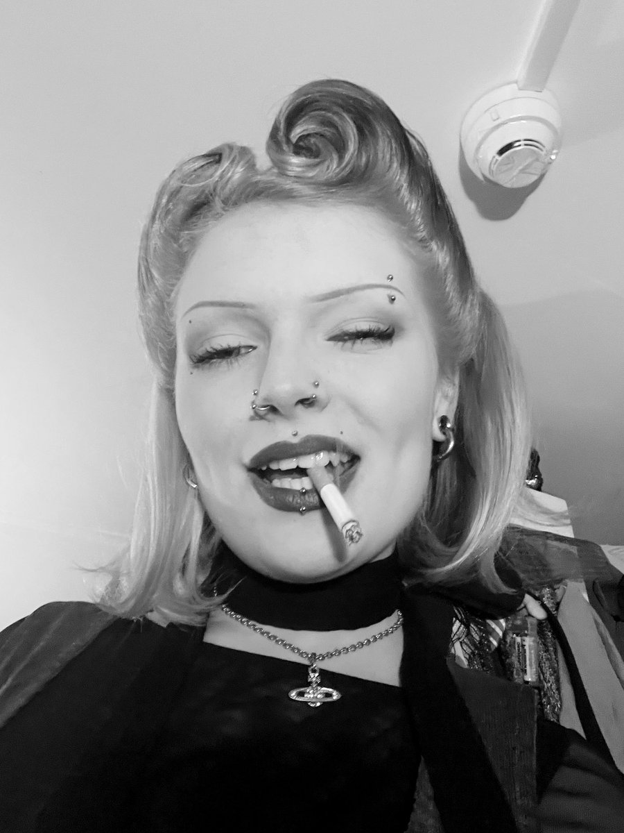 MissLayzza's tweet image. vandaag dagje shoppen! welk sukkeltje gaat zijn dag toewijden aan mij funden? meld je in dm xx 

Findom findombe findomnl voetenslaafje geldslaafje geldvarken paypigbe betaalslaaf paypig cashcow