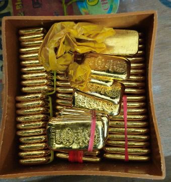cbic_india's tweet photo. In a major blow to cross-border smuggling networks, DRI, in a joint operation with Gujarat ATS, has recovered 87.92 kg of gold bars worth ₹80 crores from a residential flat at Ahmedabad, Gujarat on 17.03.2025. The search also uncovered 11 luxury watches, 19.66 kg of studded gold jewellery, and ₹1.37 crores cash. #DRIATWORK 

For more please read👇

https://t.co/quT5FTJVhC