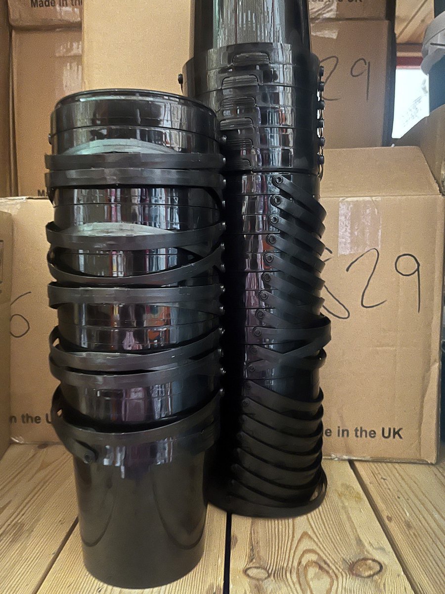 Both our 1 Litre and 5 litre #blackbuckets come complete with handle and push-on lid

pyramidscreenproducts.co.uk/10-plastic-con…

#buckets #screenprintingtools #screenprint #screenprintUK #textileprintUk #textileprinting #ink #inks #learntoprint #printshop #printingequiptment #learntoprint