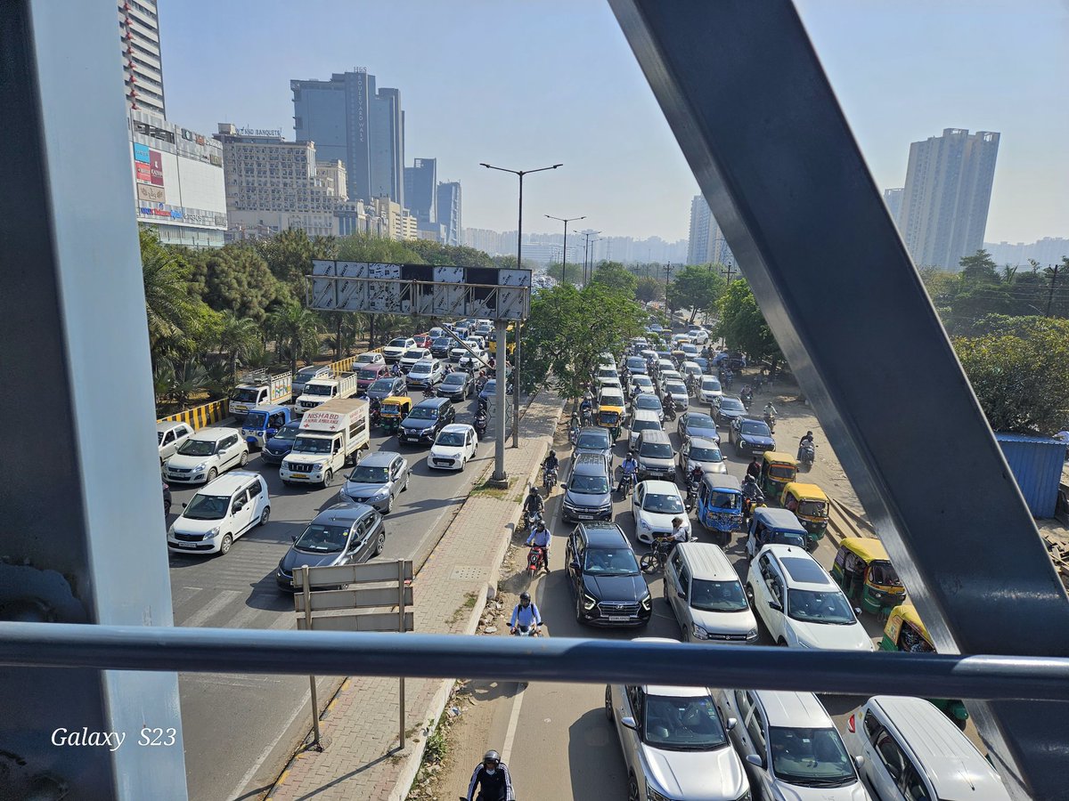 _mr_kunal_02's tweet photo. Noida traffic is like a Netflix buffer—just when you think it's moving, it stops again! 🤣🤣
#Noida #traffic #Netflix #secne
#Trending #viral https://t.co/XDX9Cv4PYt