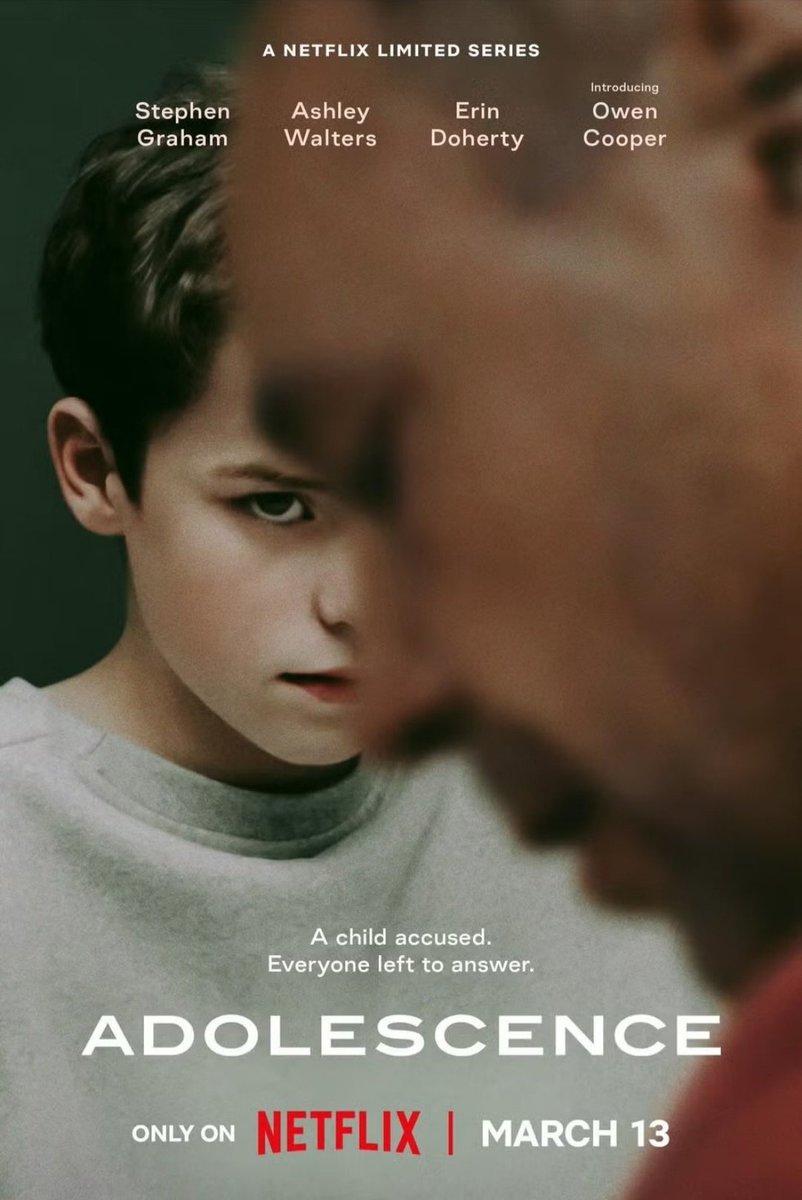 "Adolescence", dirigida por Philip Barantini, es, en efecto, una magnífica serie, muy virtuosa técnicamente, sórdida hasta la extenuación. Una pléyade de actores en estado de gracia levanta este terrorífico filme de cuatro horas sobre las lacerias de nuestra sociedad. Hilo🧵👇🏻🎬