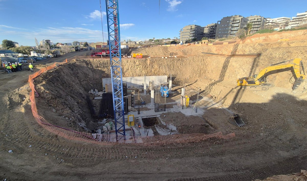 👏🏻 ¡Hace poco más de un año colocamos la primera piedra del futuro centro #ÚnicasSJD, pionero en la investigación y atención de las enfermedades raras!

Un proyecto posible gracias a la Fundación Amancio Ortega y a la Red Únicas, impulsada por el SJD y <a href="/FEDER_ONG/">FEDER | Enfermedades Raras</a>

📷 <a href="/batlleiroig/">Batlleiroig</a>