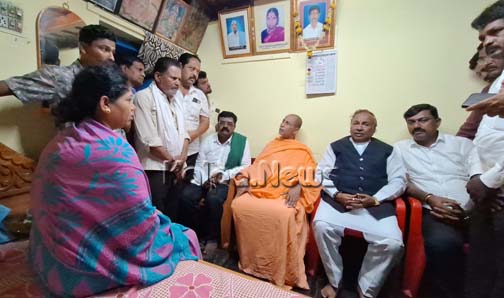 KalpaNews's tweet image. ಹಾವೇರಿ | ಹತ್ಯೆಯಾದ ಸ್ವಾತಿ ಮನೆಗೆ ಮಾಜಿ ಡಿಸಿಎಂ ಈಶ್ವರಪ್ಪ ಭೇಟಿ | ಹೇಳಿದ್ದೇನು? 

kalpa.news/haveri-haveri-… 

#Haveri #SwathiMurder #KSEshwarappa #LatestNewsKannada