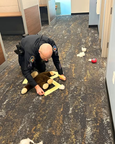 yusai00's tweet photo. 犯人は犯行現場に戻って来る

カリフォルニア州ローズビル警察署内で起きた凄惨な事件。しかしその犯行現場の写真にはこっそり現場を観察しに戻ってきた犯人が写っていた……！！容疑者（犬）はローズビル警察署に常駐し、警察官や地域のメンタルヘルス促進の担当者（犬）で、名前はバターだそう。 https://t.co/fYtGsxqaJM