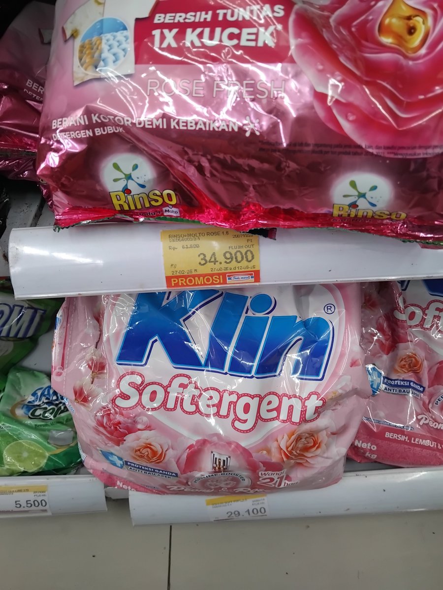 Dellyferdian's tweet photo. Siang ini saya belanja ke @Indomaret.

Liat promo rinso harganya 34.900, tak belilah, padahal istri nitip merek lain, cuma karena promo kan ya. Eh pas udah bayar, baru ngeh kok mahal belanjanya barusan. Tak liat di struk ternyata harga Rinsonya 62.300. 
Komplen dong saya. Next-> https://t.co/ZFlKq7OwZD