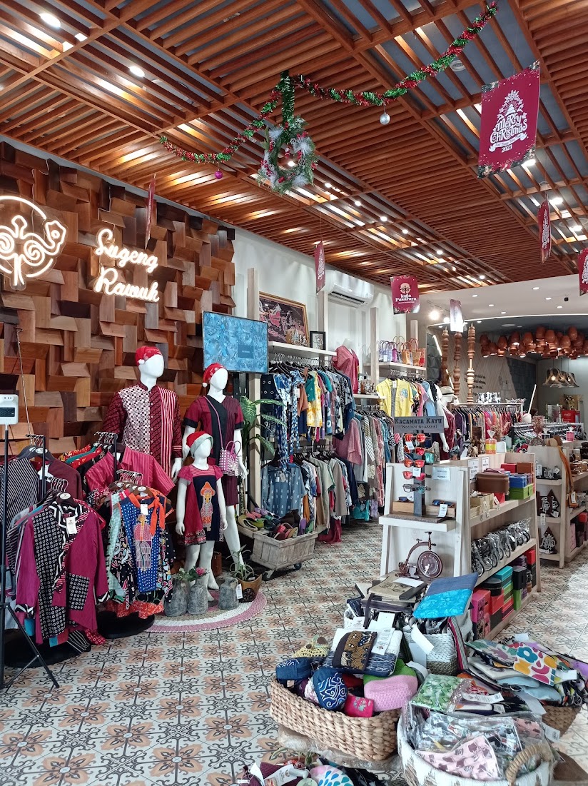 cassiopeiagi's tweet image. ㅤ
𝗝𝗼𝗴𝗷𝗮 𝗣𝗮𝘀𝗮𝗿 𝗥𝗮𝘆𝗮
Pusat oleh-oleh, sudah waktunya berburu untuk keperluan buah tangan? Dua anak saya tidak mau ikut, panas katanya. Jadi ya, menemani ibu satu anak ini buat belanja. Lihatlah, bocilnya lari-lari. @anandaquln 
ㅤ