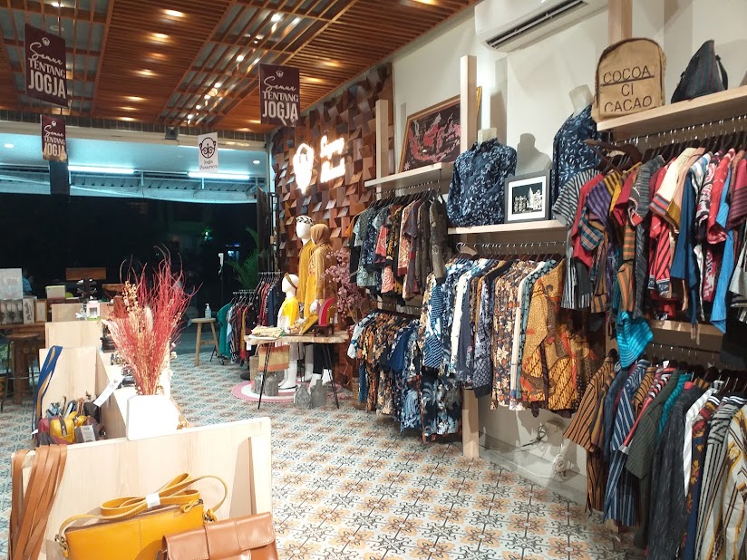 cassiopeiagi's tweet image. ㅤ
𝗝𝗼𝗴𝗷𝗮 𝗣𝗮𝘀𝗮𝗿 𝗥𝗮𝘆𝗮
Pusat oleh-oleh, sudah waktunya berburu untuk keperluan buah tangan? Dua anak saya tidak mau ikut, panas katanya. Jadi ya, menemani ibu satu anak ini buat belanja. Lihatlah, bocilnya lari-lari. @anandaquln 
ㅤ