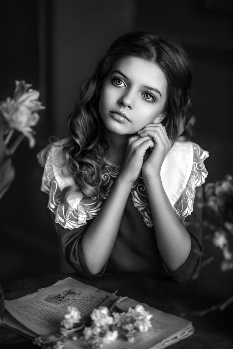 SeedPhoto's tweet image. ⚫️⚪️ Black and white photography focuses on contrast, texture, and composition to create timeless and expressive images. By removing color, it emphasizes light, shadow, and form to enhance mood and storytelling. Used in fine art, portraiture, and documentary photography, it…