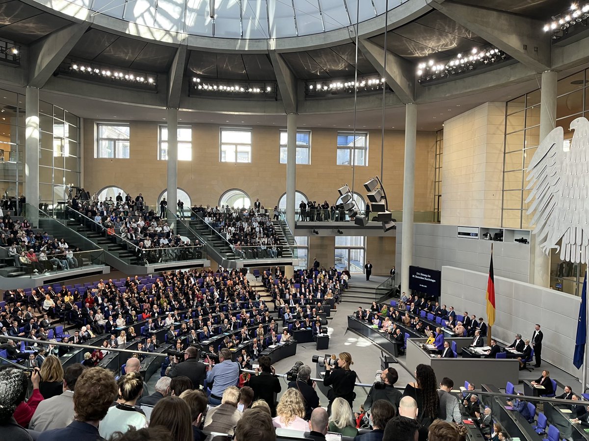 Mario_Kubina's tweet image. Volles Haus: Im #Bundestag hat eine historische Sondersitzung begonnen. In alter Zusammensetzung entscheiden die Abgeordneten über Schulden in prinzipiell unbegrenzter Höhe für Verteidigungsausgaben. @ARD_BaB @br24 #Finanzpaket