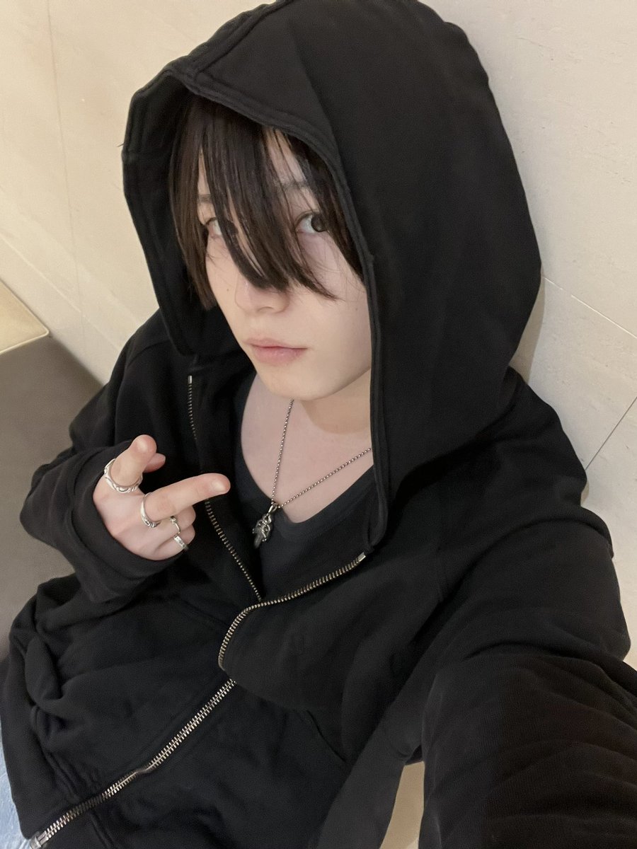 久しぶりの黒髪だな