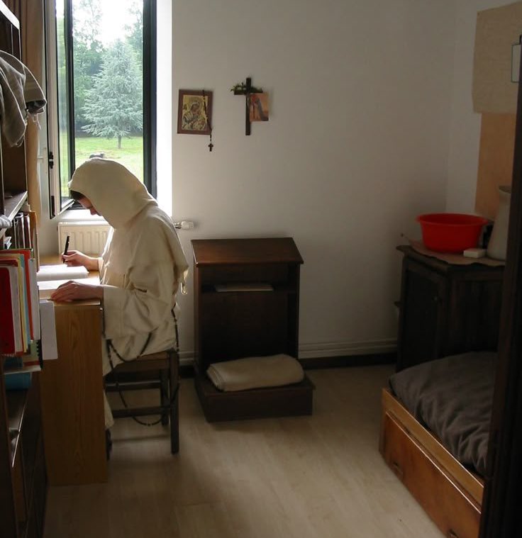 Mujeres: Si no vivo en una mansión llena de lujos y comodidades no soy feliz.

Hombres: