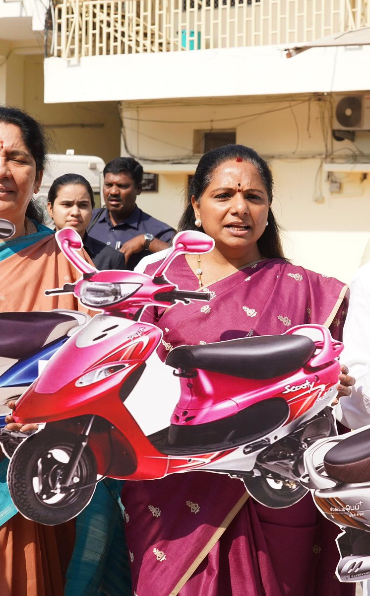 కాంగ్రెస్ పార్టీ, ప్రియాంకా గాంధీ ఎన్నికల్లో విద్యార్థినులకు స్కూటీలు ఇస్తామని చెప్పిన హామీ ఏమైంది.. ఎప్పుడు ఇస్తారంటూ శాసన మండలి ఆవరణలో కాంగ్రెస్ సర్కార్ పై నిరసన తెలిపిన బీఆర్ఎస్ ఎమ్మెల్సీలు.