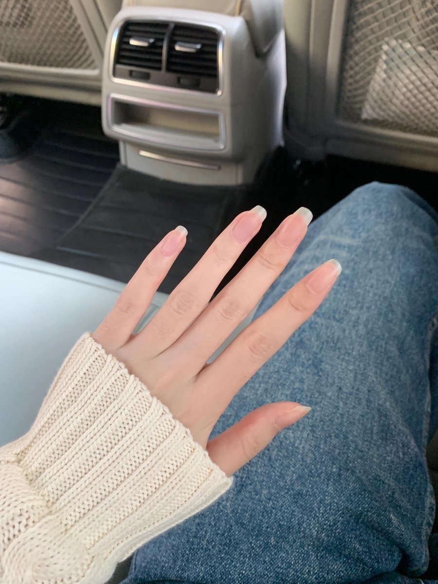 pamuchi_db_008's tweet image. 長い間伸ばしていた爪を、今日ネイルにしようと思っています✨みんな何かおすすめありますか？🧐
