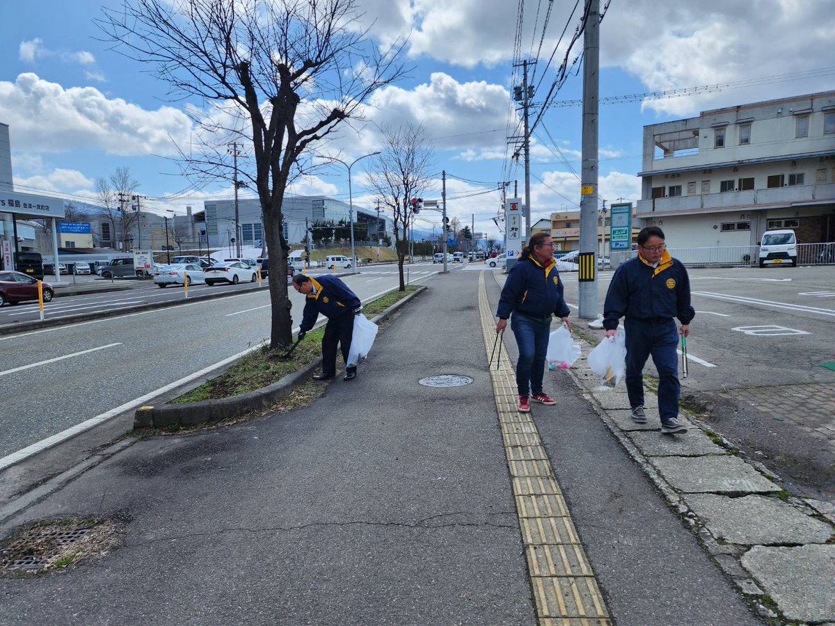 aizujonan's tweet photo. 雪が融けた歩道のゴミ拾いをしました。けっこうゴミって落ちてるものですね！
大通りなので、通る車の方々に「ゴミ拾いしてる人もいるし、ゴミを出さないようにしよう」と思ってもらえれば嬉しいです(^^)

#ロータリー #会津 #福島 #奉仕活動 https://t.co/lmztnJHt1g