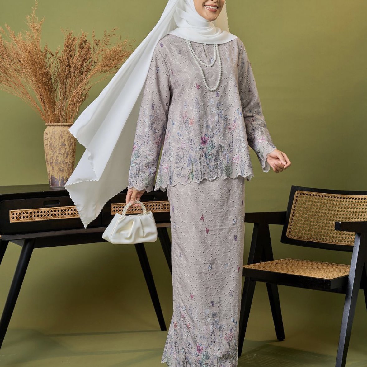 List of baju raya yang loose, tak sendat. 💃✨ 

Buat korang selesa sampai petang &amp; boleh makan banyak tanpa rasa bersalah. 

A thread - 🪡