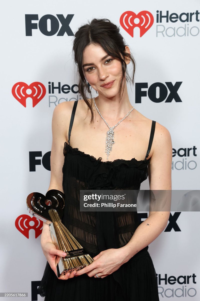 Gracie con su primer premio en los #iHeartAwards 🤍🥹 Fotografiada por Phillip Faraone ☆