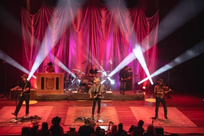 CMNI_More_Music's tweet image. The hallowed halls of the #RymanAuditorium, #Nashville's #MotherChurch of...

#RandyRogersBand Conquers the #Ryman: A Night of #Texas Pride, #Platinum #Hits, and a #KidRock #Surprise - By #ChristianLamitschka at #CountryMusicNewsInternational #Magazine countrymusicnewsinternational.com/randy-rogers-b…