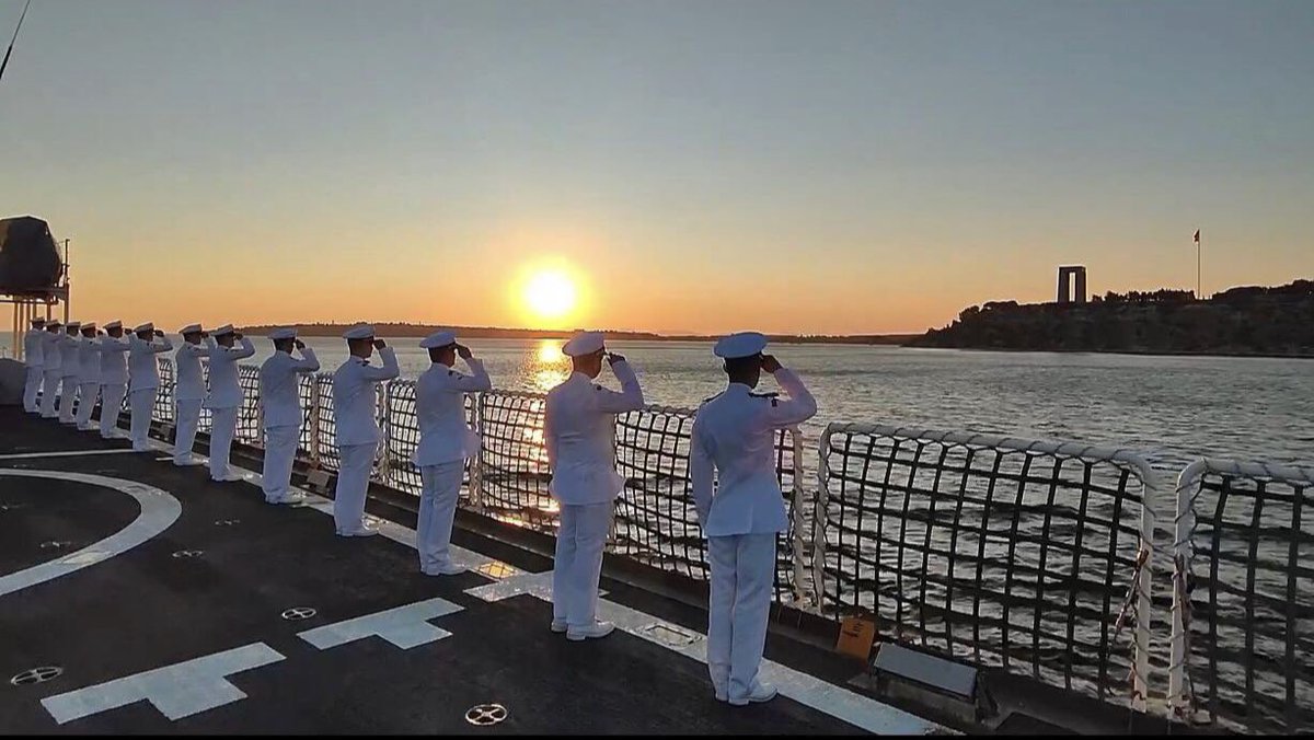 Ey şehîd oğlu şehîd, isteme benden makber,  Sana âgûşunu açmış duruyor Peygamber.

#18Mart Şehitleri Anma Günü ve #CanakkaleDenizZaferi’nin 110’uncu yıl dönümü kutlu olsun. 

Kahraman Gazilerimizi ve Aziz Şehitlerimizi saygı ve minnetle anıyoruz.