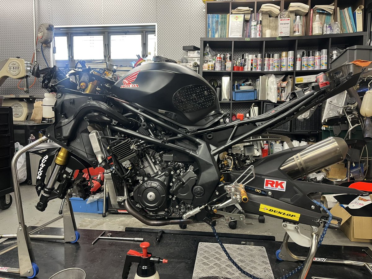 茂木ロードレース選手権開幕にまた性懲りも無くライダーとしてエントリーしました
全くバイク乗ってない上に体重も落とせて…
来月はATCカタールもあるので安全第一で楽しん来ます
今日は定休日で昨年夏から走らせていない車両の整備
お客様から借りている車両です、今年もお借りしてしまいました