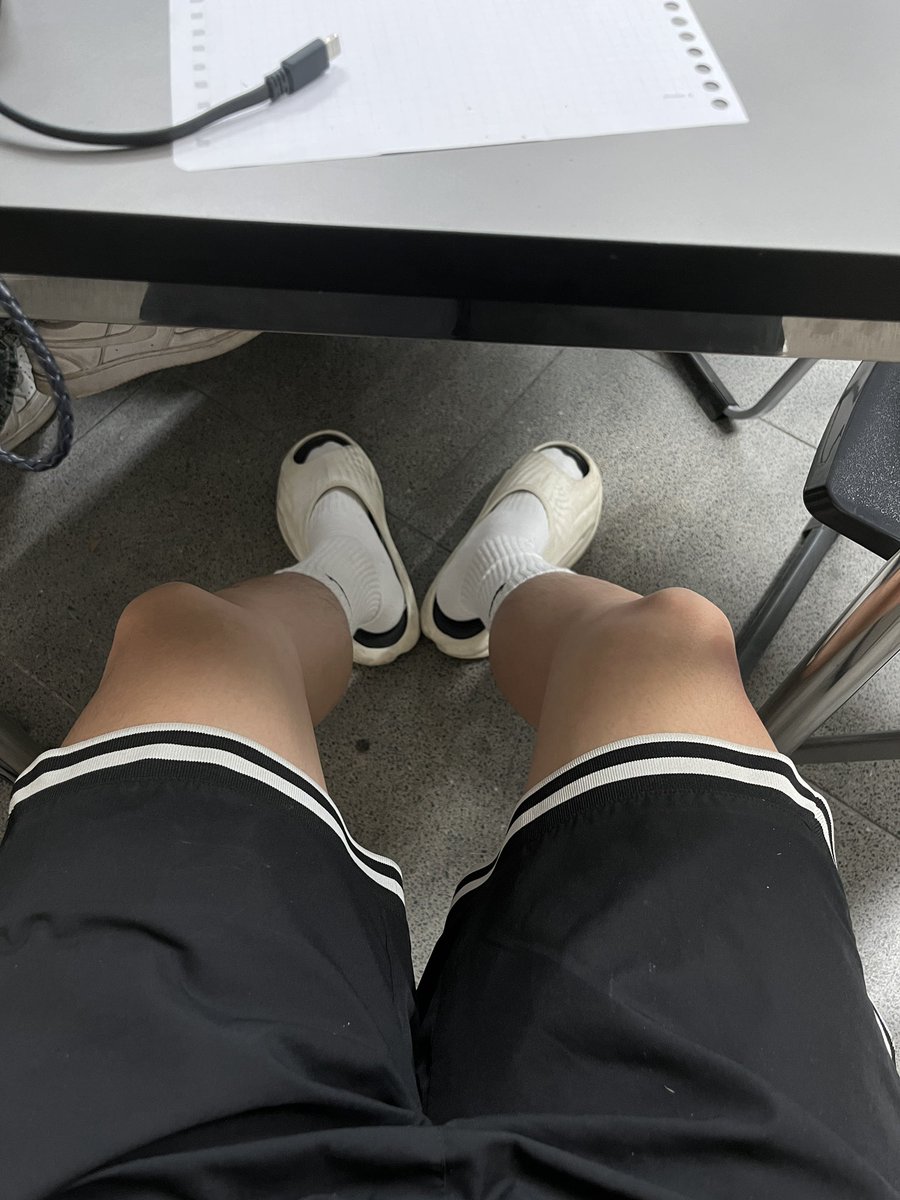 xu_920's tweet photo. 突然發現我穿白襪的腿也是蠻好看的 https://t.co/NwXec54PsO
