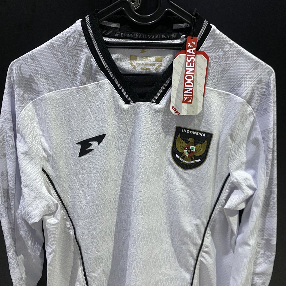 arifpape's tweet photo. WTS

JERSEY INDONESIA AWAY PLAYER ISSUE
LONGSLEEVE 
SIZE L
BOX MIKA
IDR: 2.500.000

087888444614 
Cod pondok indah &amp; pejaten

Mohon ijin tag  @TitipLawas @lapakjerseyori @IJstore_id @jerseysneil @Surrameykits_ @futebolre @fajarrusalem @RCJerseyOri @Jerseyforum https://t.co/A9v8yTIZ0b