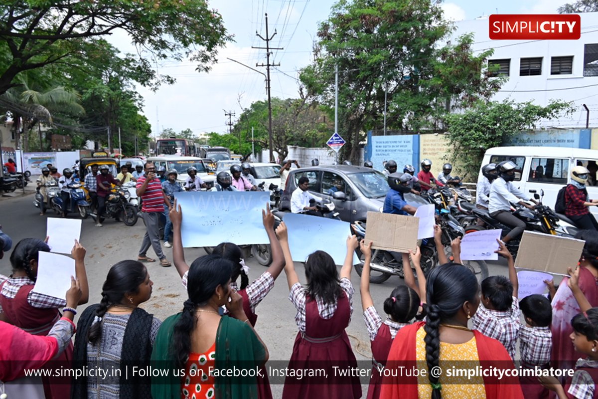 simplicitycbe's tweet image. #Photostory

Tense situation as students and parents protest road blockade against closure of YWCA school on Avinashi Road in Coimbatore district #SchoolProtest #RoadBlockade #EducationRights

கோவை மாவட்டம் அவிநாசி சாலையில் உள்ள YWCA பள்ளி மூடப்பட்டதை கண்டித்து மாணவர்கள் மற்றும்
