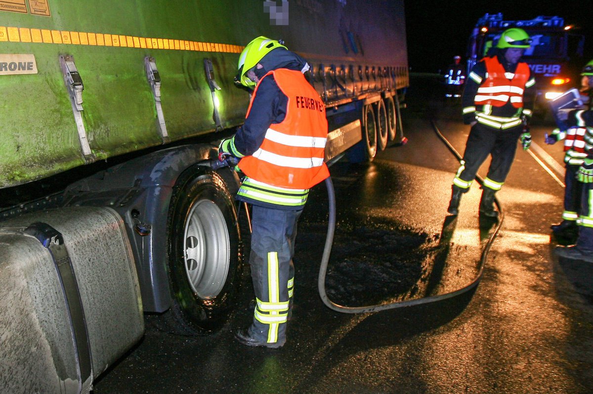 ThomasPeise's tweet photo. #B188 #Stechow #HVL - Lkw kommt von Fahrbahn ab und droht umzustürzen, Feuerwehr sichert LKW, niemand verletzt https://t.co/GVsb8J7YCU