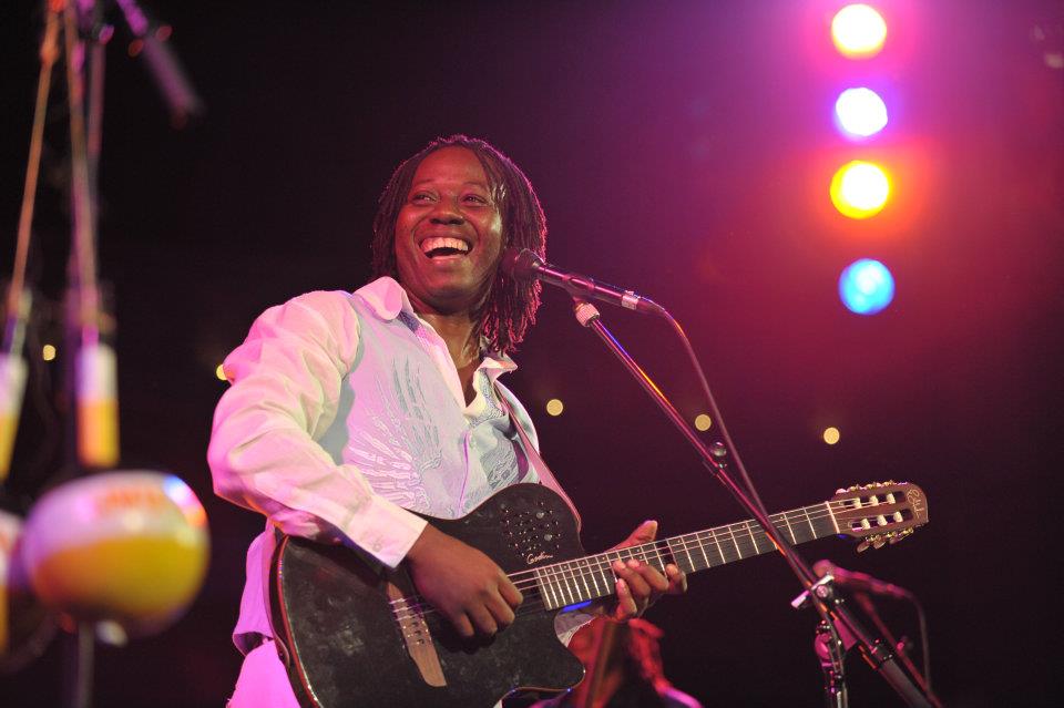 Quiero expresar mis más sinceras condolencias y muestras de pesar a los familiares de las personas fallecidas este día en el accidente aéreo de la ciudad de Roatán, particularmente a nuestro amigo y correligionario Aurelio Martínez, quien fue un miembro de nuestro partido que se