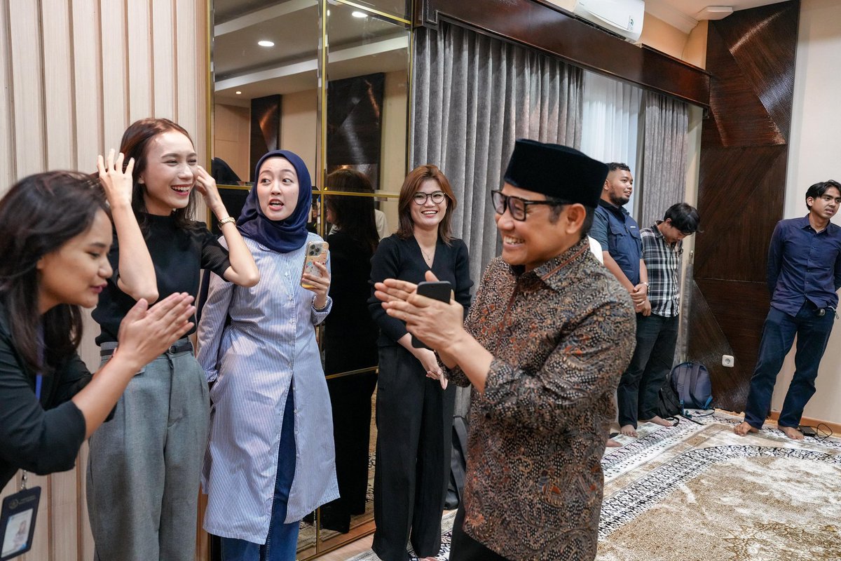 cakimiNOW's tweet photo. Buka bersama teman-teman wartawan tadi malam. Diskusi soal kabar-kabar terbaru, sampai diminta memberikan kultum sebelum buka 😁 https://t.co/CTb0U8t1PY
