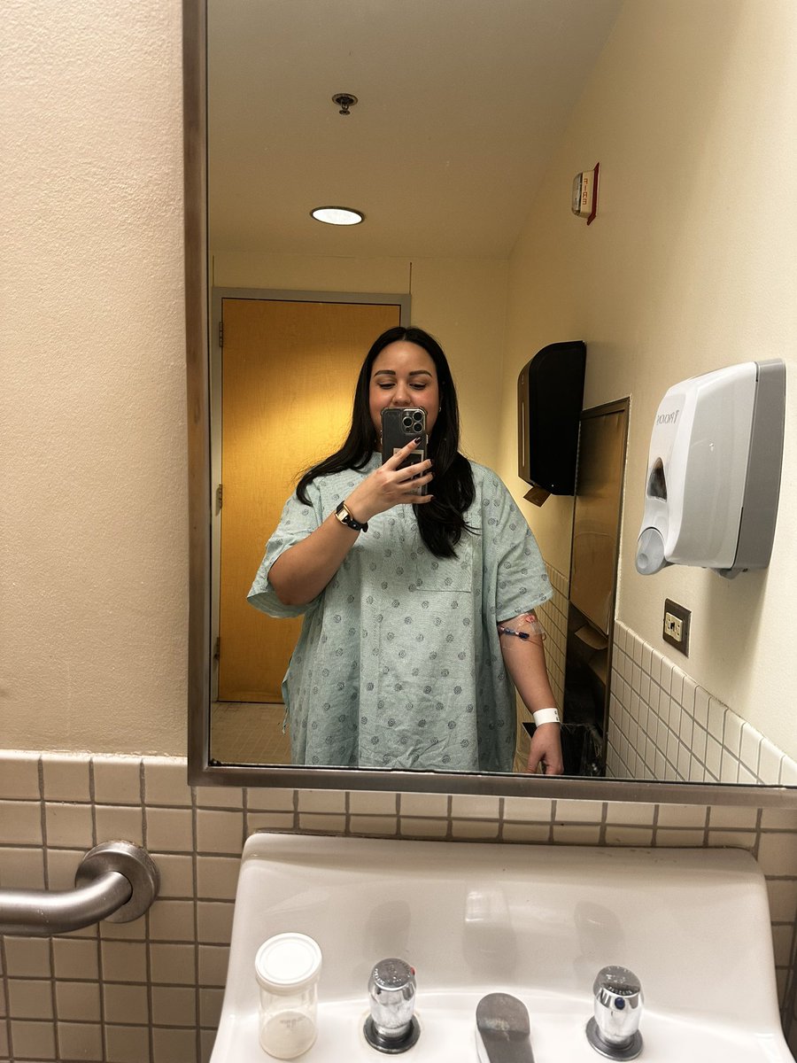 laurachurio_'s tweet photo. Por cierto les cuento, hace como tres semanas fui de emergencia al hospital. Sentí que me estaba muriendo lit, pensé que tenía un subida de tensión….los resultados dieron que no tomé agüita y me deshidrate :,)

Tomen agüita. https://t.co/Mc4bWCPcaz