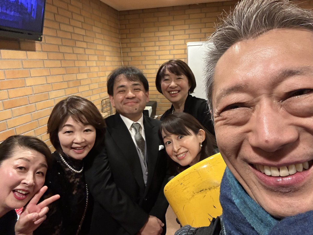 paSW4HqFGKnLTtL's tweet photo. 洗足，卒業式，盛り上がりました！朝早くからがんばったかいがあります！！近藤ゼニの生徒から記念に！と名前入りのペンを頂きました！！うれしかったなあー！！松本しのぶさんに久しぶりにお会いできたし良い１日でした！！卒業おめでとう！！
今日のセクションは，3人セイヤーでし���。 https://t.co/EikCdcF9Jh
