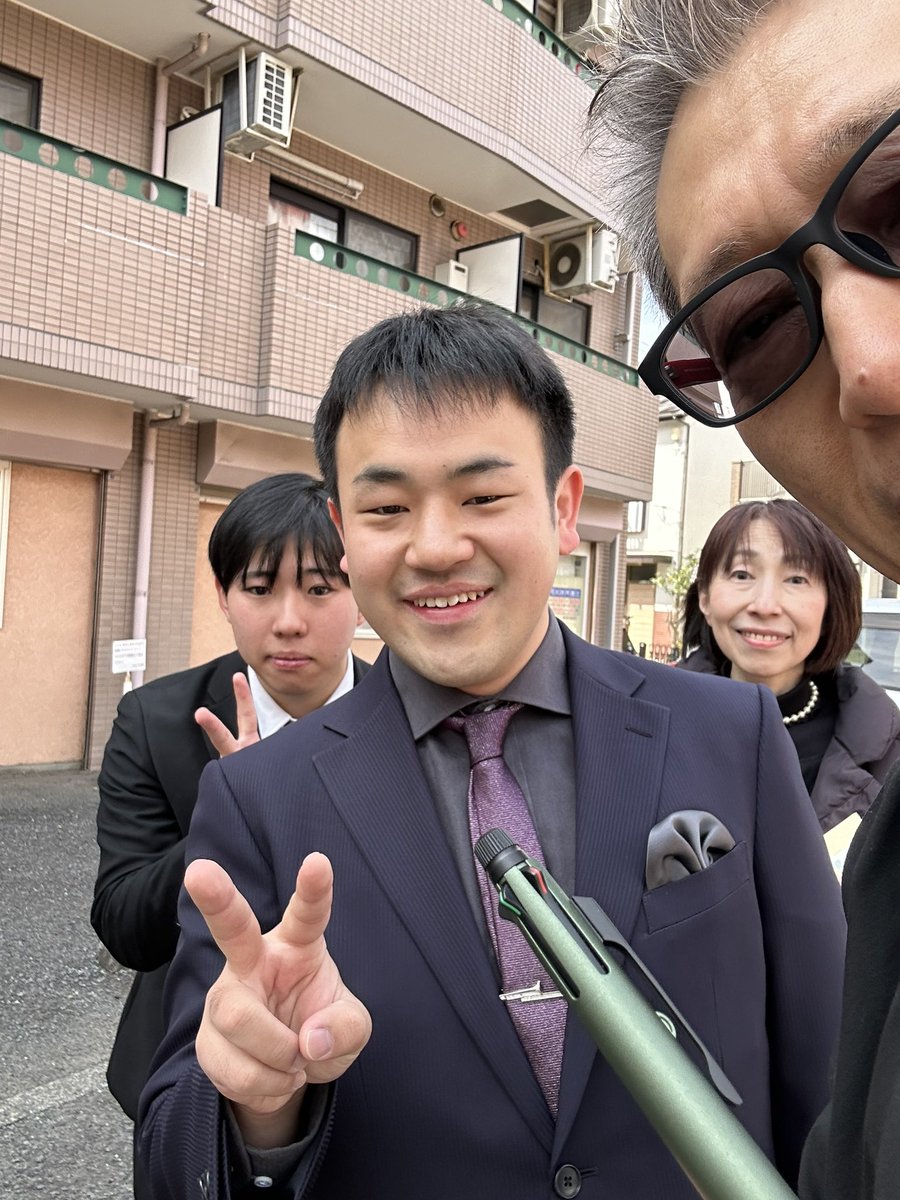 paSW4HqFGKnLTtL's tweet photo. 洗足，卒業式，盛り上がりました！朝早くからがんばったかいがあります！！近藤ゼニの生徒から記念に！と名前入りのペンを頂きました！！うれしかったなあー！！松本しのぶさんに久しぶりにお会いできたし良い１日でした！！卒業おめでとう！！
今日のセクションは，3人セイヤーでし���。 https://t.co/EikCdcF9Jh