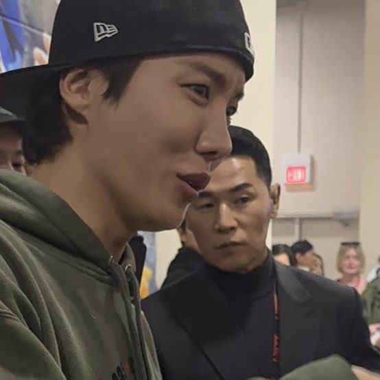 youthorie's tweet photo. o sr lee é esse gato KKKKKKKKKKKKKKKKK https://t.co/jqWz8UoxVl