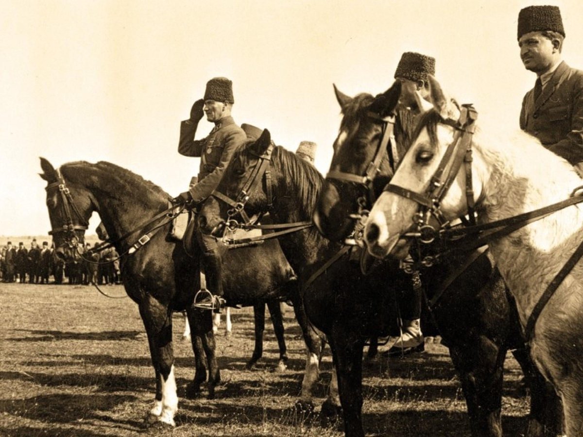 Çanakkale Zaferi’nin 110. yılında Ulu Önder Mustafa Kemal Atatürk başta olmak üzere tüm kahraman şehitlerimizi saygı, sevgi ve minnetle anıyoruz. #18martcanakkalezaferi
