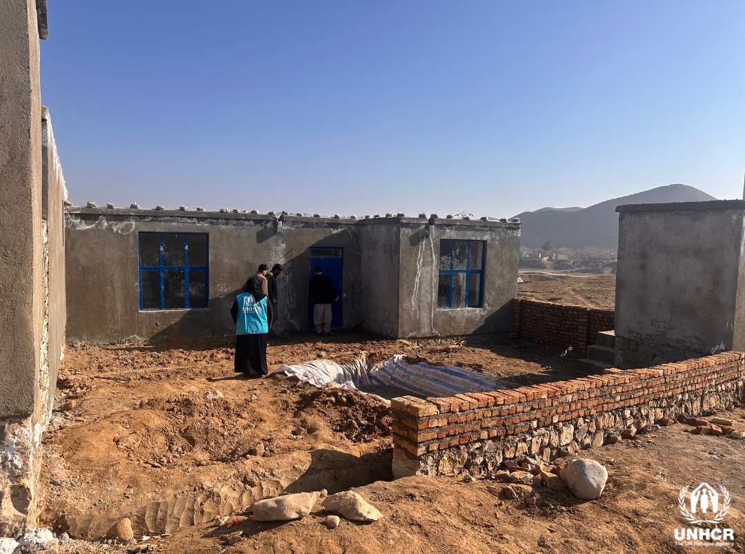 UNHCRAfg's tweet photo. ملالي، د 10ماشومانو مور، چې په بادغیس کې یې د UNHCR څخه مرسته ترلاسه کړې، وویل: "زه د دې کور په لرلو ډیر خوښ یم"
دا ۴۵ کلنه مېرمن چې له پاکستانه راستنه شوې، د هغو 380 کورنیو څخه وه چې په ۲۰۲۴ کال کې یې د UNHCR او #ACHRO له لارې د افغانستان په لوېدیځ کې د سرپناه مرسته ترلاسه کړه. https://t.co/RCHMD5ZDhV