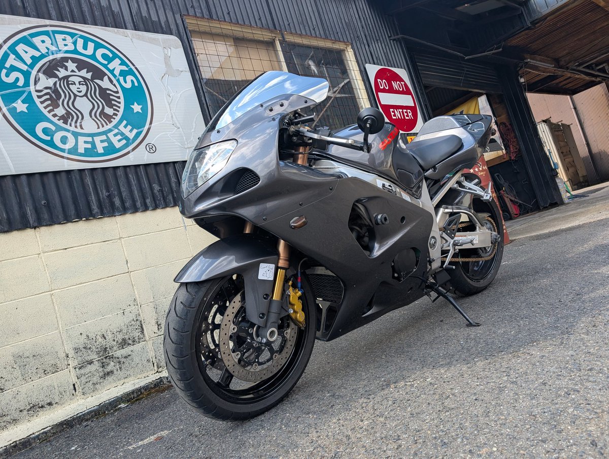 RFtAtp18cQnz5Jx's tweet photo. バーエンドミラーにしたらめっちゃスタイリッシュになった!
#GSXR1000
#FLATGROUP https://t.co/jNuHkHLQbe