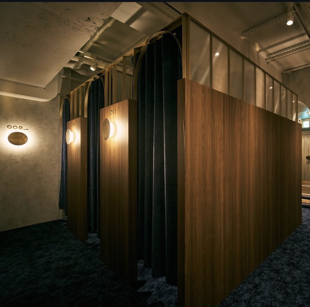 【新宿デートならここへ行け】
「The Room」
新宿の南口、西口からすぐにある、
全席半個室のシーシャカフェバー。
全席半個室のシーシャという所はマジで少なく、デートにおいてマジで最強。
逆にここ使ってダメなら口説きを見直せ。