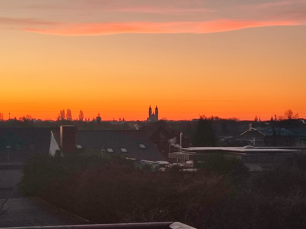 FoggyViolet's tweet photo. Wunderschönen guten Morgen Kinnings, guten Morgen Magdeburg. #Magdeburg #dom #magdeburgerdom #morgenrot https://t.co/SOeaBpqABu