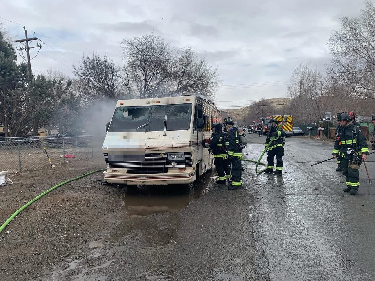 775times's tweet image. #TMFR Firefighters knocked down an RV Fire in Sun Valley early this afternoon. Disabled motor home at Sun Valley and E. Gepford Pkwy. One person accounted for with no reported injuries, one dog lost in fire. Extensive overhaul due to excessive items inside. 📸 @tmfpd