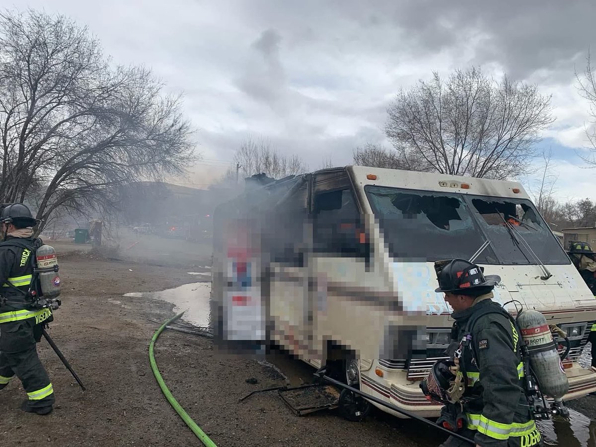 775times's tweet image. #TMFR Firefighters knocked down an RV Fire in Sun Valley early this afternoon. Disabled motor home at Sun Valley and E. Gepford Pkwy. One person accounted for with no reported injuries, one dog lost in fire. Extensive overhaul due to excessive items inside. 📸 @tmfpd